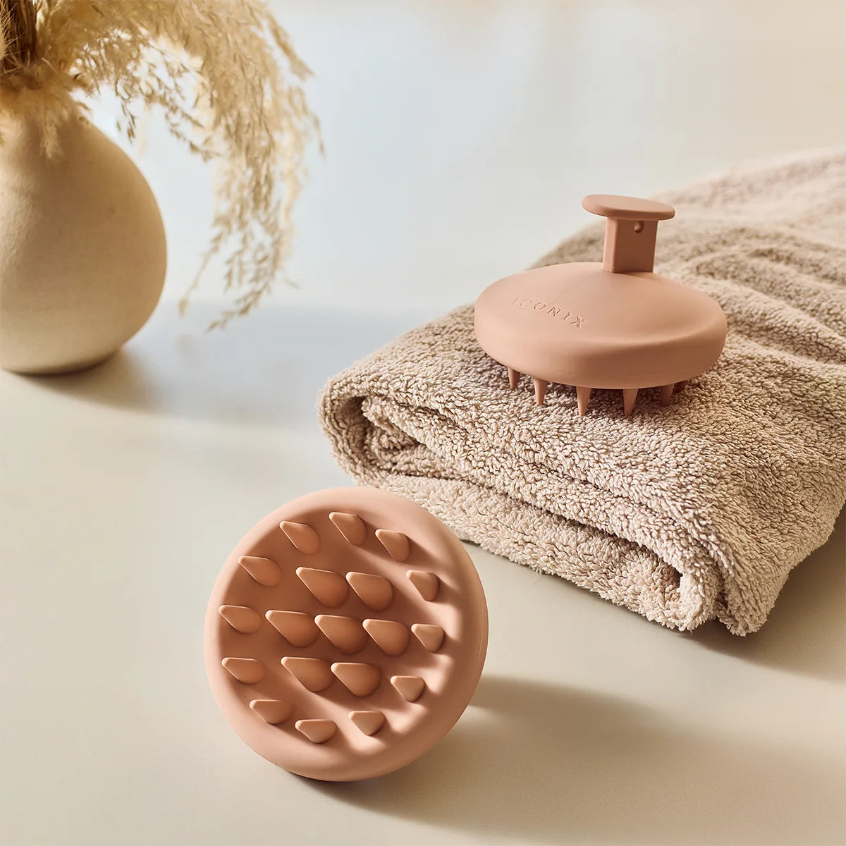 מברשת עיסוי לקרקפת על מגבת