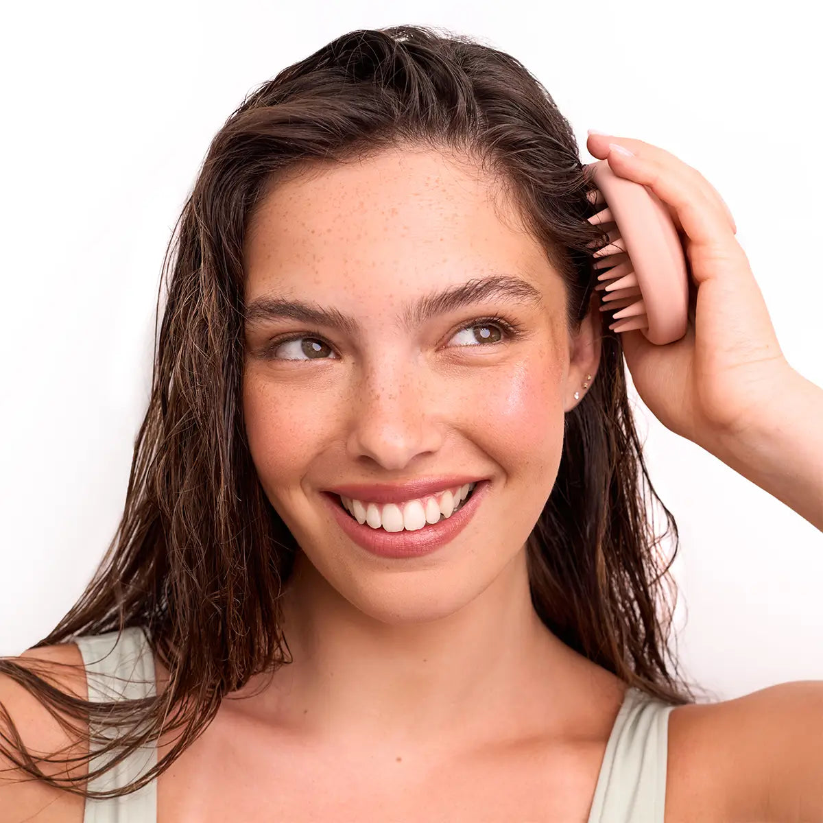 שימוש במברשת עיסוי לקרקפת